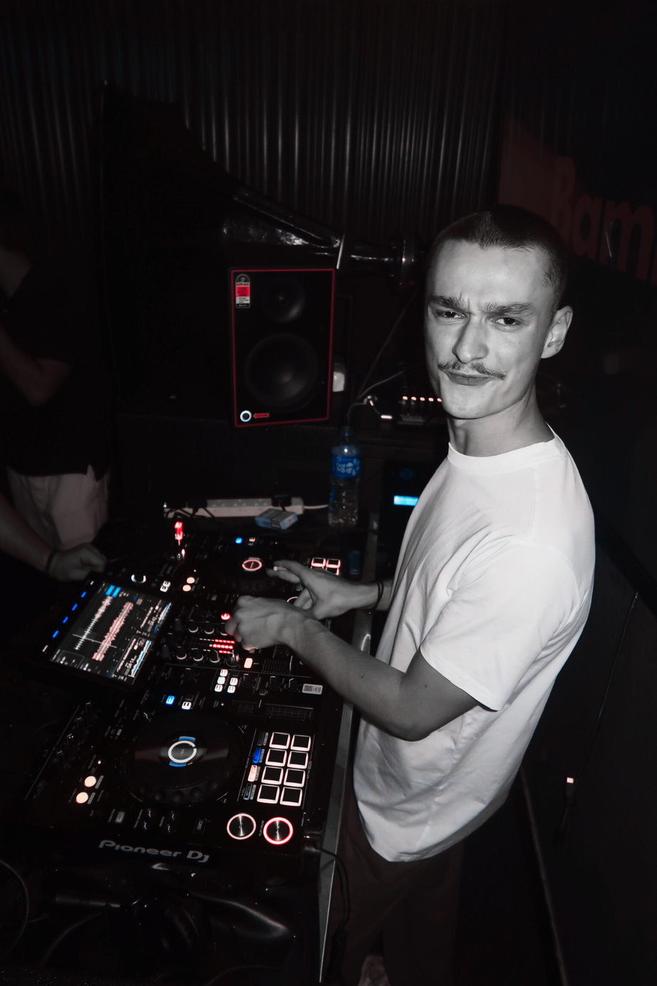 Gaston Braemer aux platines Pioneer lors d'un set en club