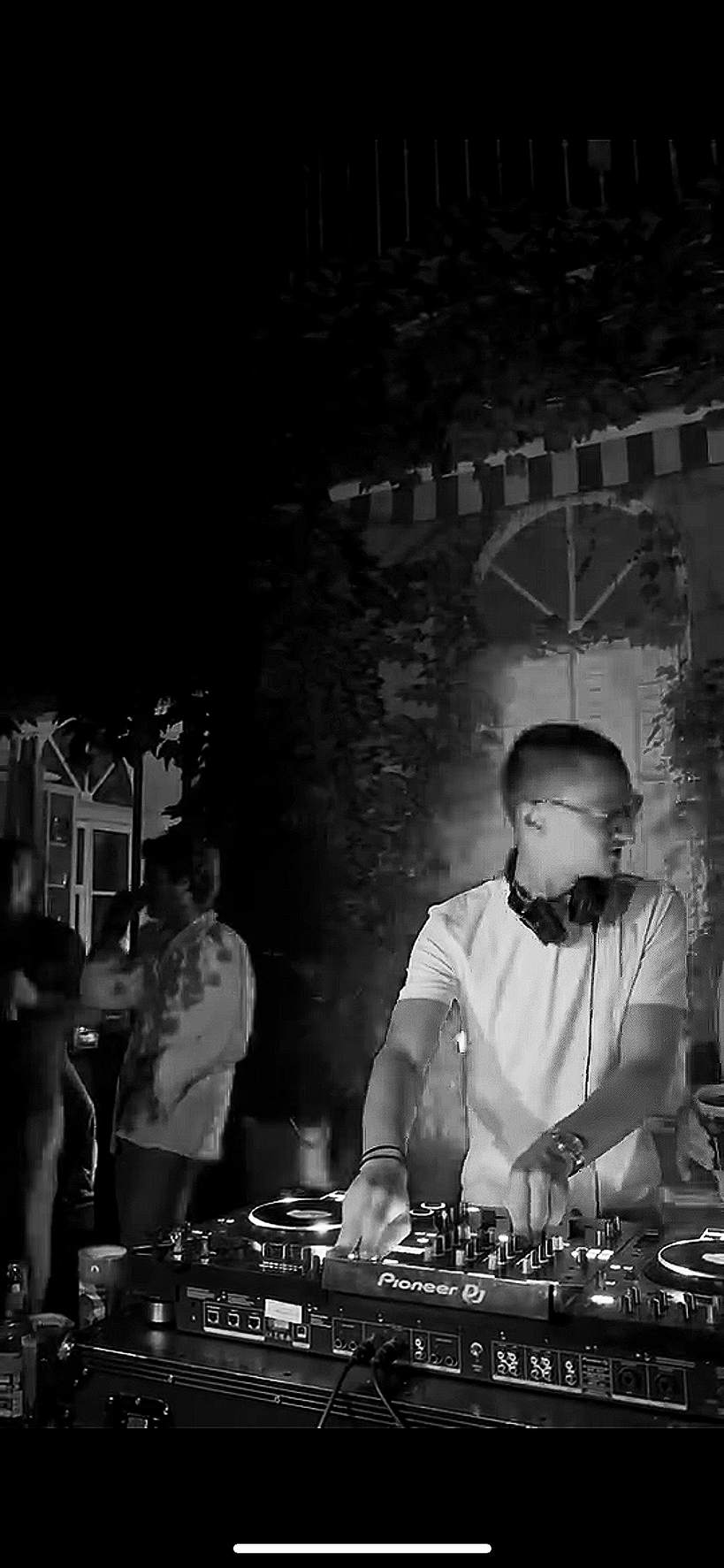 Gaston Braemer en set en extérieur, de nuit